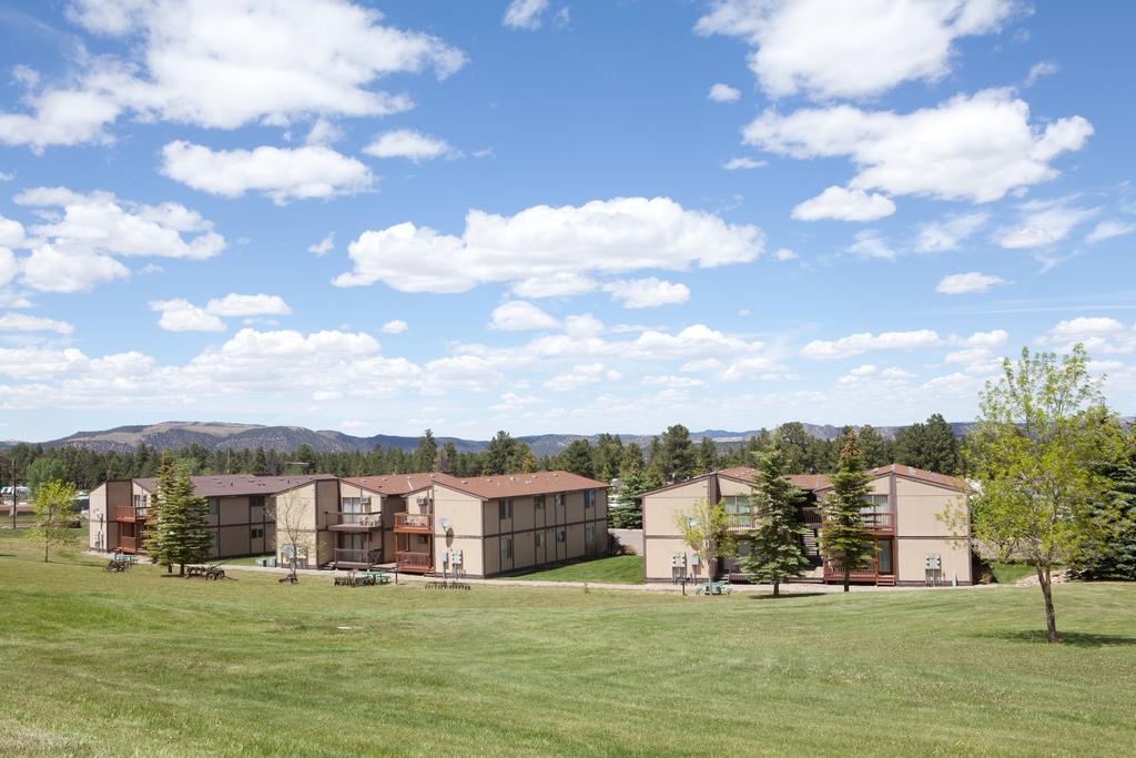 Flaming Gorge Resort Dutch John Rom bilde