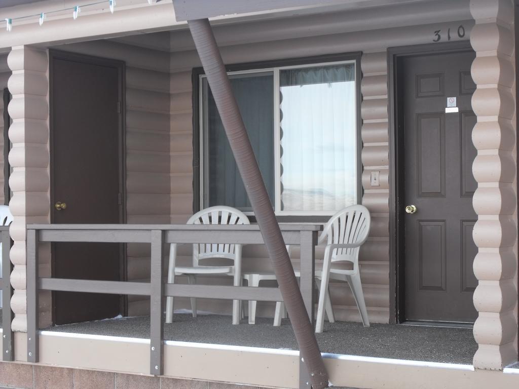 Flaming Gorge Resort Dutch John Rom bilde